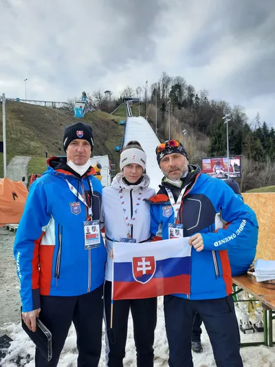 Tamara Mesíková s trénermi počas Svetového pohára v skokoch na lyžiach.