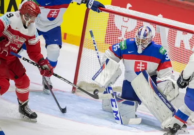 Adam Húska v zápase Slovensko - Dánsko na MS v hokeji 2022.