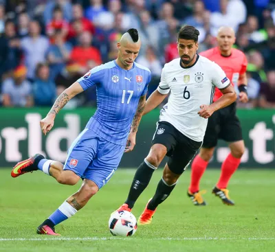 Marek Hamšík a Sami Khedira v osemfinále EURO 2016 proti Nemecku. 