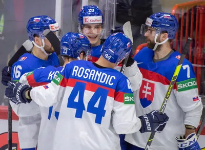 Slovenskí hokejisti sa tešia po strelenom gól v zápase Slovensko - Dánsko na MS v hokeji 2022.
