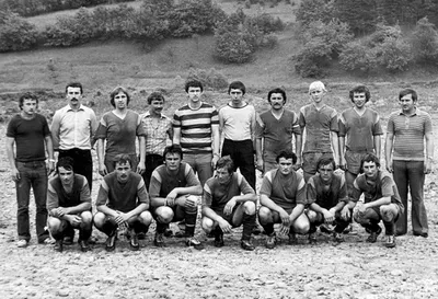 Mužstvo, ktoré sa začalo tvoriť na prelome 80-tych a 90-tych rokov na uvedených základoch sa najskôr prepadlo do poslednej okresnej III. triedy a niekoľko sezón sa bezúspešne hľadalo.