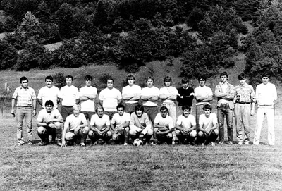 Mužstvo, ktoré sa začalo tvoriť na prelome 80-tych a 90-tych rokov na uvedených základoch sa najskôr prepadlo do poslednej okresnej III. triedy a niekoľko sezón sa bezúspešne hľadalo.