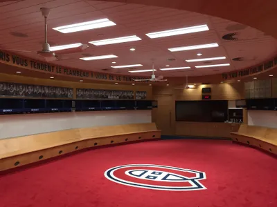 Šatňa Montrealu Canadiens na štadióne Bell Centre.