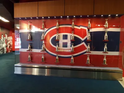 Vitrína v šatni Montrealu Canadiens na štadióne Bell Centre.