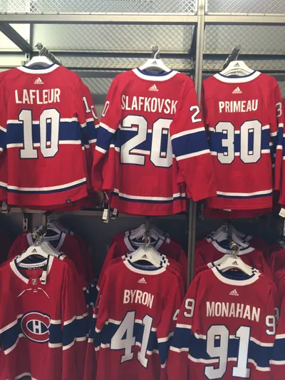 Dres Juraja Slafkovského na štadióne Montrealu Canadiens - Centre Bell.