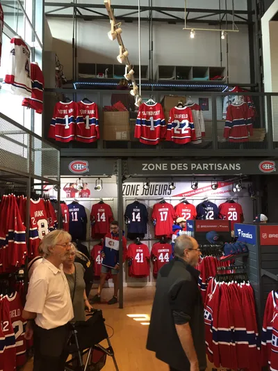 Fanshop v areáli štadióna Montrealu Canadiens - Centre Bell.