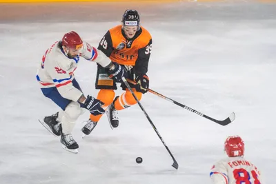 Brant Harris (vľavo) a Brett Pollock v zápase HC Slovan Bratislava - HC Košice v rámci Kaufland Winter Games 2023.