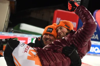Petra Vlhová sa s otcom Igorom teší teší po triumfe vo Flachau 2023.