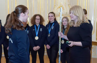 Vľavo slovenská hokejová reprezentantka Nela Lopušanová počas prijatia prezidentkou SR Zuzanou Čaputovou.