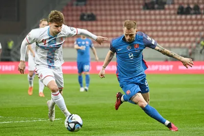 Ondrej Duda a obranca Luxemburska Florian Bohnert v zápase Slovensko - Luxembursko v kvalifikácii EURO 2024.