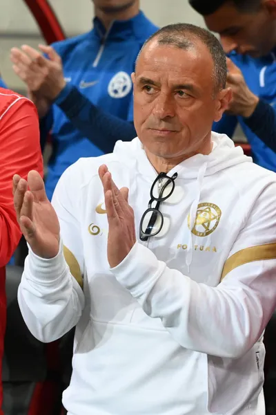 Tréner Francesco Calzona počas zápasu Slovensko - Luxembursko v kvalifikácii EURO 2024.