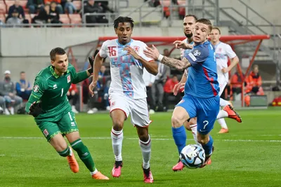 Tomáš Suslov (vpravo) v zápase Slovensko - Luxembursko v kvalifikácii EURO 2024.