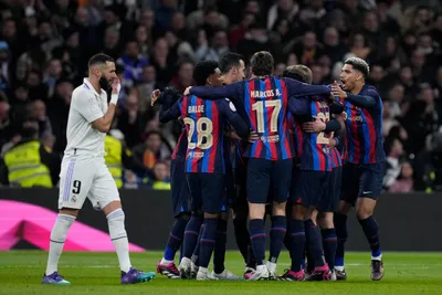 Futbalisti FC Barcelona sa tešia po strelenom góle v El Clásicu proti Realu Madrid.