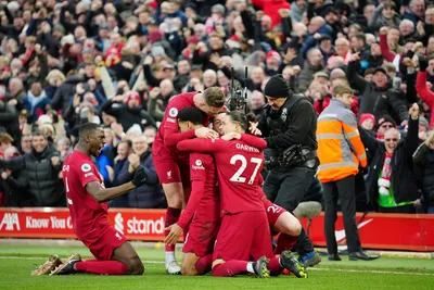 Cody Gakpo (v strede) sa so spoluhráčmi z Liverpool FC teší po strelenom góle proti Manchestru United.