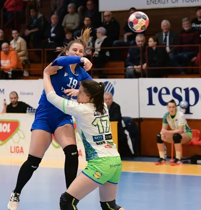 Adriána Holejová (vľavo) v prípravnom zápase Slovensko - Slovinsko.