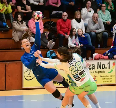 Barbora Lanczová (vľavo) v prípravnom zápase Slovensko - Slovinsko.