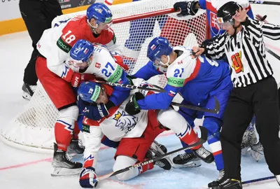 Marek Hrivík (27) a Miloš Kelemen bojujú pred bránou Slovenska v zápase proti Česku. 