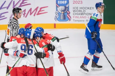 Českí reprezentanti sa tešia po strelenom góle v zápase Slovensko - Česko na MS v hokeji 2023.