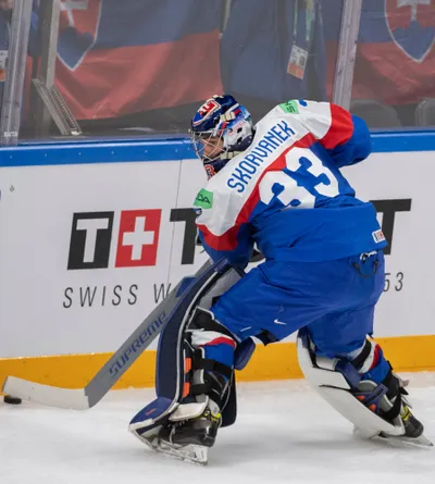 Brankár Stanislav Škorvánek v zápase Slovensko - Lotyšsko na MS v hokeji 2023.