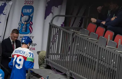 Libor Hudáček odchádza do šatne po tom čo dostal trest 5 minút a do konca stretnutia v zápase Slovensko - Kanada na MS v hokeji 2023.