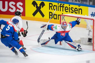 Samuel Hlavaj, Šimon Nemec a útočník Kanady Jack McBain v zápase Slovensko - Kanada na MS v hokeji 2023.