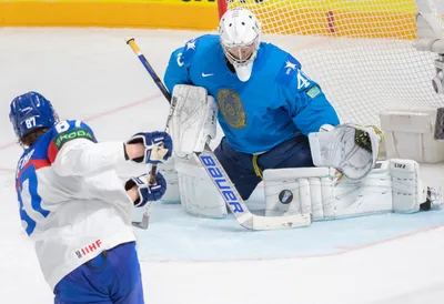 Pavol Regenda a brankár Andrej Šutov v zápase Slovensko - Kazachstan na MS v hokeji 2023.