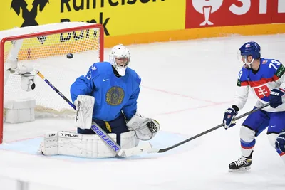 Libor Hudáček a brankár Kazachstanu Andrej Šutov v zápase Slovensko - Kazachstan na MS v hokeji 2023.