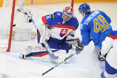 Brankár Samuel Hlavaj a Roman Starčenko v zápase Slovensko - Kazachstan na MS v hokeji 2023.