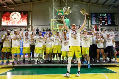 Patrioti Levice obhájili titul v Niké Slovenskej basketbalovej lige. V rozhodujúcom siedmom dueli 29. mája 2023 finále play off zvíťazili doma nad BC Komárno 78:61 a celú sériu vyhrali 4:3 na zápasy. Patrioti sa stali po deviatich rokoch prvým tímom, ktorému sa podarilo obhájiť trofej, celkovo získali svoj štvrtý majstrovský titul. FOTO TASR - Henrich Mišovič

- SR Levice šport basketbal SBL play off 7. Komárno NRX
- Patrioti Levice -  BC Komárno