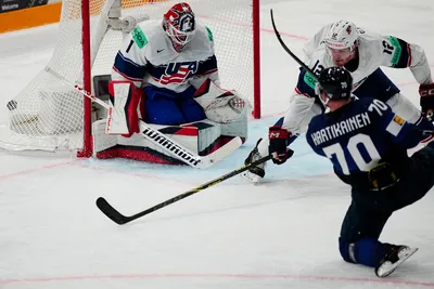 Teemu Hartikainen strieľa gól v zápase Fínsko - USA na MS v hokeji 2023.