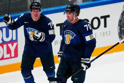 Teemu Hartikainen (vpravo) sa teší po strelenom góle v zápase Fínsko - USA na MS v hokeji 2023.