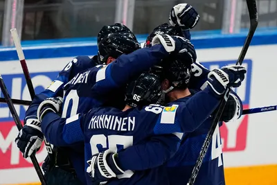 Fínski reprezentanti sa tešia po strelenom góle v zápase Fínsko - USA na MS v hokeji 2023.