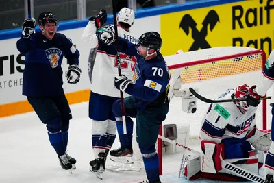 Teemu Hartikainen (v strede) sa teší po strelenom góle v zápase Fínsko - USA na MS v hokeji 2023.