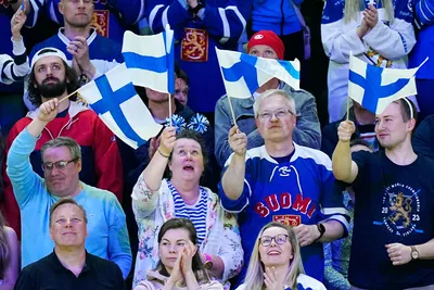 Fínski fanúšikovia na MS v hokeji 2023.