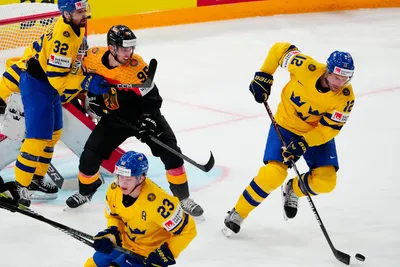 Patrik Nemeth (vpravo) v zápase Švédsko - Nemecko na MS v hokeji 2023.