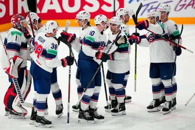 Americkí hokejisti sa tešia po triumfe nad Českom vo štvrťfinále MS v hokeji 2023.
