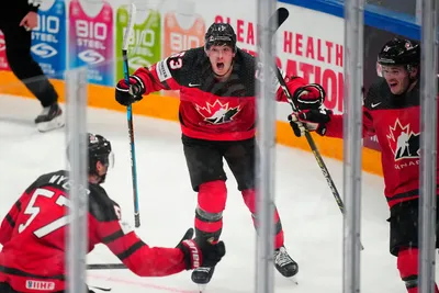 Jake Neighbours sa so spoluhráčmi teší po strelenom góle v zápase Kanada - Nemecko vo finále MS v hokeji 2023.