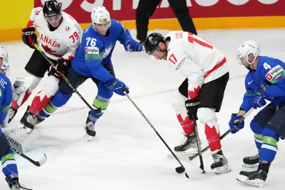 Milan Lucic (v strede) v zápase Slovinsko - Kanada na MS v hokeji 2023.
