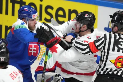 Adam Jánošík a Lawson Crouse vo vzájomnom súboji v zápase Slovensko - Kanada na MS v hokeji 2023.