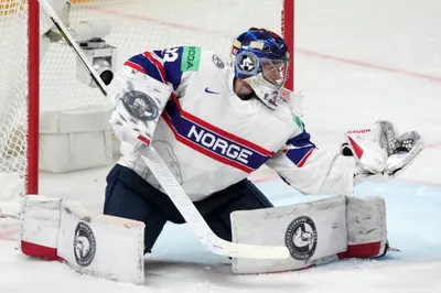 JB 6 Riga - Nórsky brankár Henrik Haukeland v akcii v zápase B-skupiny na MS 2023 v hokeji Slovinsko - Nórsko v Rige 16. mája 2023. FOTO TASR/AP

Goalie Henrik Haukeland of Norway in action during the group B match between Slovenia and Norway at the ice hockey world championship in Riga, Latvia, Tuesday, May 16, 2023. (AP Photo/Roman Koksarov)

- šport Fínsko Hokej MS2023 B Slovinsko Nórsko