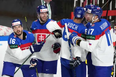 Róbert Lantoši sa so spoluhráčmi teší po strelenom góle v zápase Slovensko - Nórsko na MS v hokeji 2023.