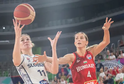 Na snímke vľavo Sabina Oroszová (Slovensko) a vpravo Debora Dubeiová (Maďarsko) počas zápasu základnej D-skupiny Slovensko - Maďarsko na ME v basketbale žien v slovinskej Ľubľane vo štvrtok 15. júna 2023. FOTO TASR - Martin Baumann

- Slovinsko šport basketbal ženy reprezentácia
- ME Eurobasket 2023
- majstrovstvá základná D Skupina 
- Slovensko Maďarsko
- Slovaciká