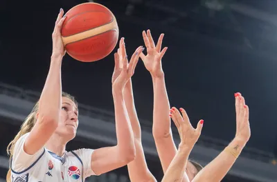 Na snímke Sabina Oroszová (Slovensko) počas zápasu základnej D-skupiny Slovensko - Maďarsko na ME v basketbale žien v slovinskej Ľubľane vo štvrtok 15. júna 2023. FOTO TASR - Martin Baumann

- Slovinsko šport basketbal ženy reprezentácia
- ME Eurobasket 2023
- majstrovstvá základná D Skupina 
- Slovensko Maďarsko
- Slovaciká