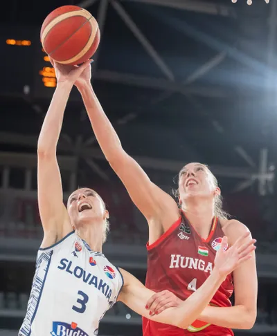 Na snímke zľava Ivana Jakubcová (Slovensko) a Bernadett Határová (Maďarsko) bojujú o loptu počas zápasu základnej D-skupiny Slovensko - Maďarsko na ME v basketbale žien v slovinskej Ľubľane vo štvrtok 15. júna 2023. FOTO TASR - Martin Baumann

- Slovinsko šport basketbal ženy reprezentácia
- ME Eurobasket 2023
- majstrovstvá základná D Skupina 
- Slovensko Maďarsko
- Slovaciká