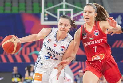 Na snímke zľava Barbora Wrzesiňská (Slovensko) a Veronika Kanyasiová (Maďarsko) bojujú o loptu  počas zápasu základnej D-skupiny Slovensko - Maďarsko na ME v basketbale žien v slovinskej Ľubľane vo štvrtok 15. júna 2023. FOTO TASR - Martin Baumann

- Slovinsko šport basketbal ženy reprezentácia
- ME Eurobasket 2023
- majstrovstvá základná D Skupina 
- Slovensko Maďarsko
- Slovaciká
