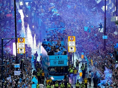 Manchester City oslavuje treble v uliciach mesta so svojimi fanúšikmi.
