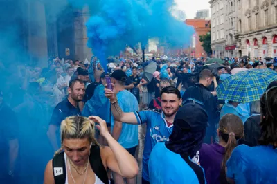 Manchester City oslavuje treble v uliciach mesta so svojimi fanúšikmi.