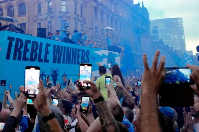 Manchester City oslavuje treble v uliciach mesta so svojimi fanúšikmi.