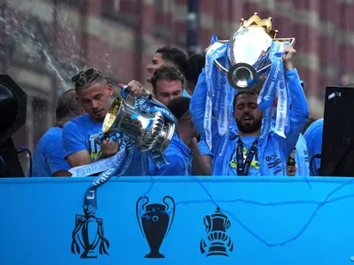 Manchester City oslavuje treble v uliciach mesta so svojimi fanúšikmi.