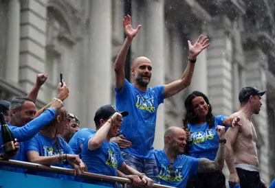 Manchester City oslavuje treble v uliciach mesta so svojimi fanúšikmi.